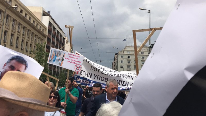 Πορεία με κρεμάλες & αλυσίδες στο κέντρο της Αθήνας-Κυκλοφοριακό κομφούζιο | iefimerida.gr 2