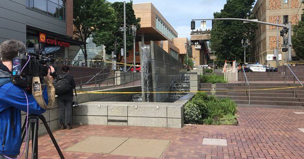 Αυτοκίνητο έπεσε σε πεζούς στο Πόρτλαντ -Τρεις γυναίκες τραυματίστηκαν [εικόνες & βίντεο]  | iefimerida.gr 0