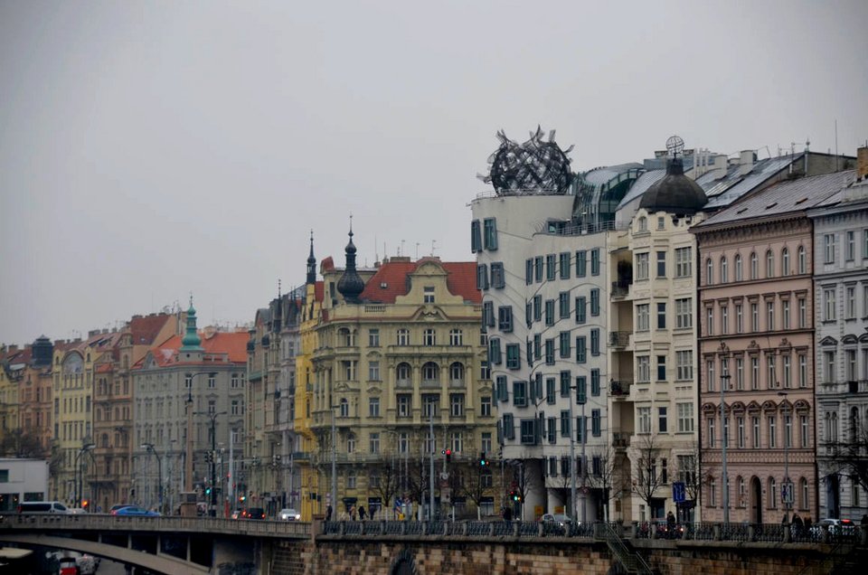 Το κτίριο που χορεύει -Το εμβληματικό δίδυμο της Πράγας πάντα γοητεύει [εικόνες] | iefimerida.gr 2