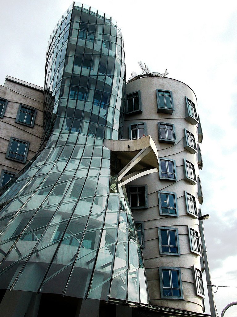 Το κτίριο που χορεύει -Το εμβληματικό δίδυμο της Πράγας πάντα γοητεύει [εικόνες] | iefimerida.gr 4