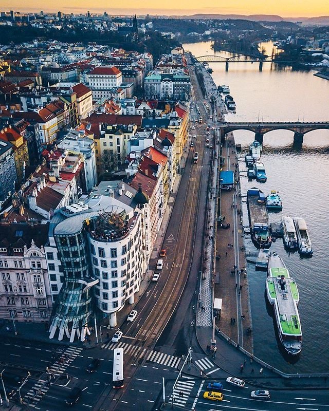 Το κτίριο που χορεύει -Το εμβληματικό δίδυμο της Πράγας πάντα γοητεύει [εικόνες] | iefimerida.gr 0