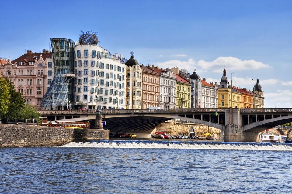 Το κτίριο που χορεύει -Το εμβληματικό δίδυμο της Πράγας πάντα γοητεύει [εικόνες] | iefimerida.gr 1