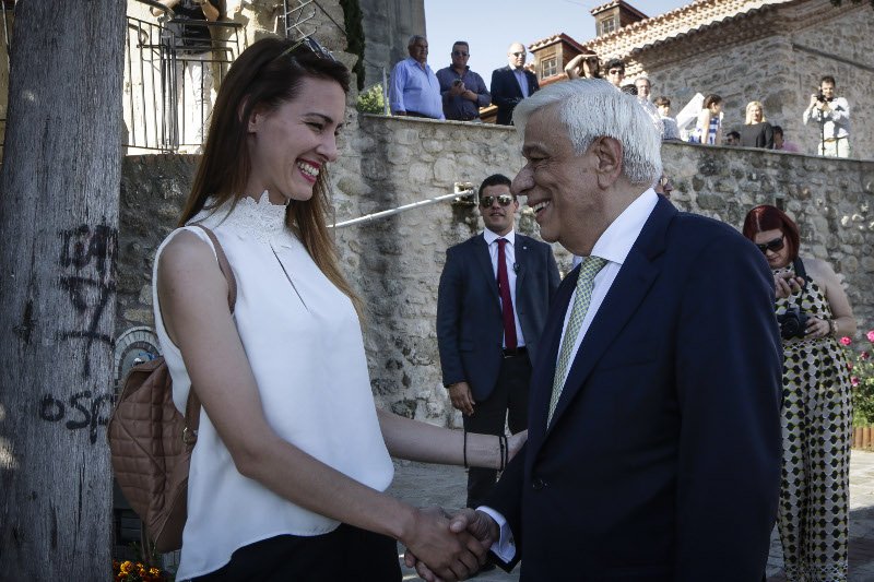 Μια γλυκιά στιγμή: Στη βάφτιση των δίδυμων εγγονών του ο Προκόπης Παυλόπουλος [εικόνες] | iefimerida.gr 0