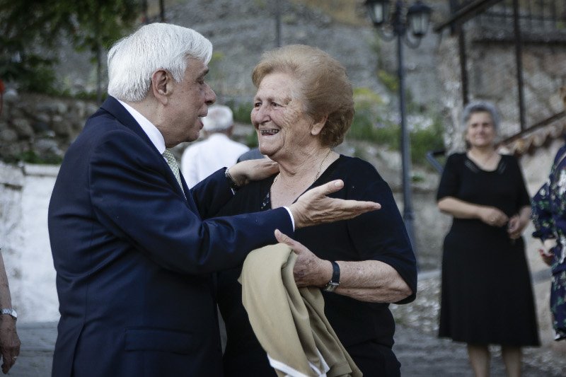 Μια γλυκιά στιγμή: Στη βάφτιση των δίδυμων εγγονών του ο Προκόπης Παυλόπουλος [εικόνες] | iefimerida.gr 4