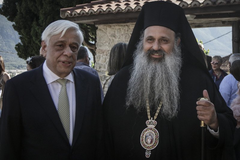 Μια γλυκιά στιγμή: Στη βάφτιση των δίδυμων εγγονών του ο Προκόπης Παυλόπουλος [εικόνες] | iefimerida.gr 6