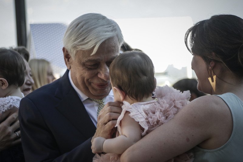 Μια γλυκιά στιγμή: Στη βάφτιση των δίδυμων εγγονών του ο Προκόπης Παυλόπουλος [εικόνες] | iefimerida.gr 2