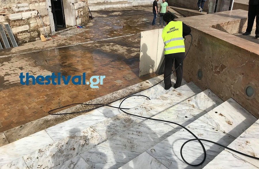 Μάχη με τις λάσπες στον Λευκό Πύργο -Καθαρίζουν από το πρωί, κλειστό σήμερα το μνημείο [εικόνες & βίντεο] | iefimerida.gr 2