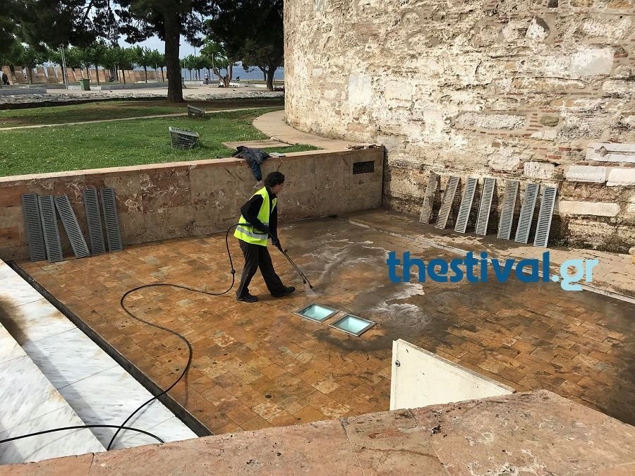 Μάχη με τις λάσπες στον Λευκό Πύργο -Καθαρίζουν από το πρωί, κλειστό σήμερα το μνημείο [εικόνες & βίντεο] | iefimerida.gr 0