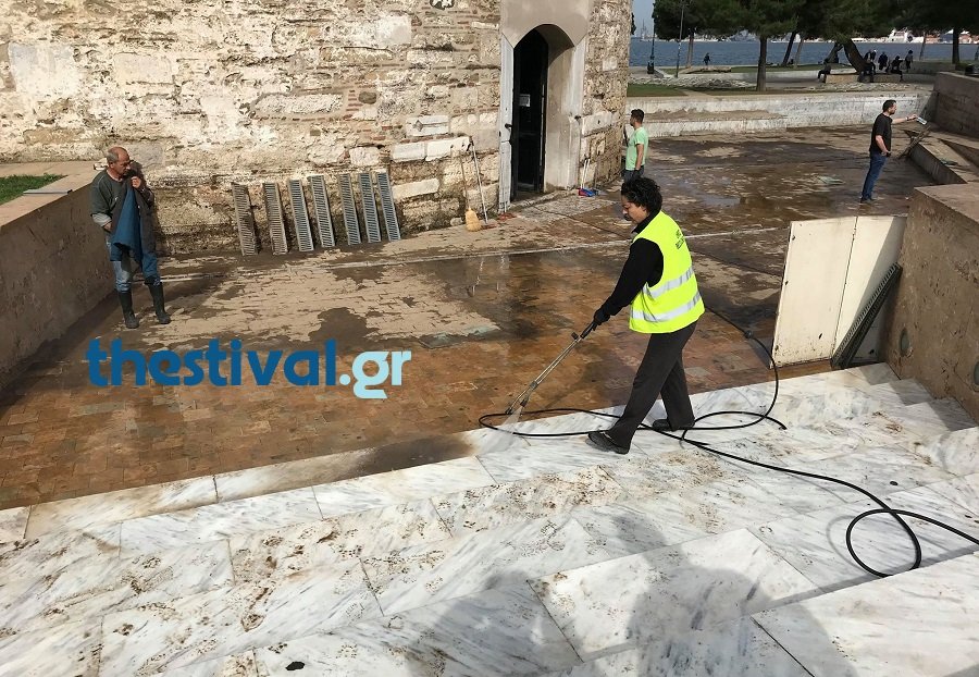Μάχη με τις λάσπες στον Λευκό Πύργο -Καθαρίζουν από το πρωί, κλειστό σήμερα το μνημείο [εικόνες & βίντεο] | iefimerida.gr 3