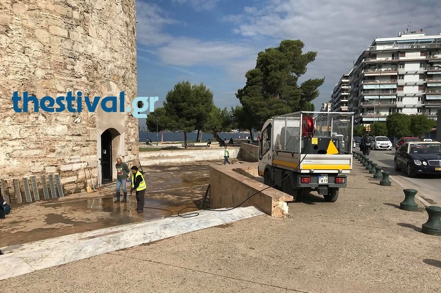 Μάχη με τις λάσπες στον Λευκό Πύργο -Καθαρίζουν από το πρωί, κλειστό σήμερα το μνημείο [εικόνες & βίντεο] | iefimerida.gr 1