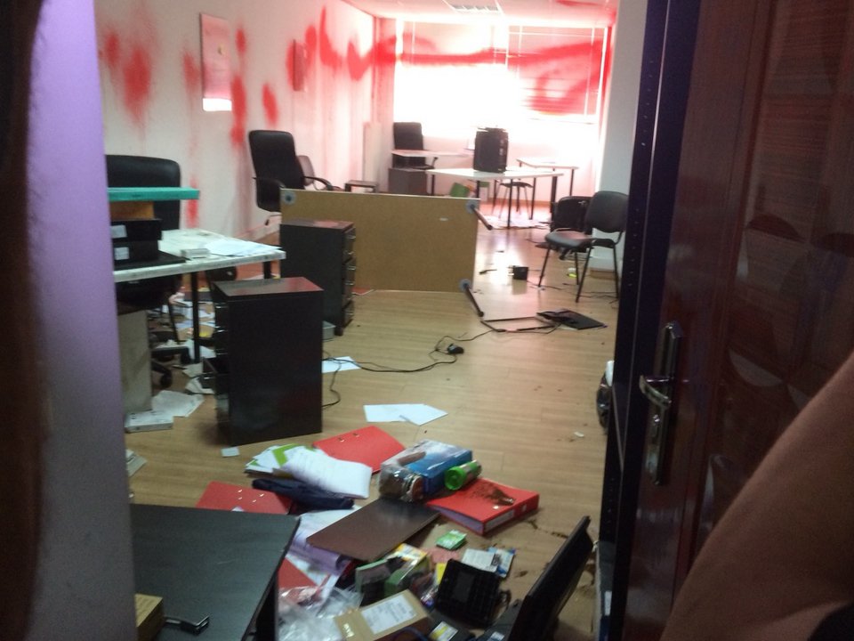 Εισβολή του Ρουβίκωνα στη βρετανική ΜΚΟ Oxfam στην Πατησίων [εικόνες & βίντεο] | iefimerida.gr 1