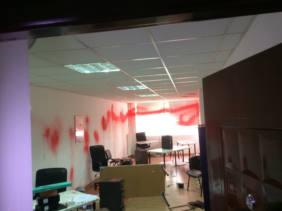 Εισβολή του Ρουβίκωνα στη βρετανική ΜΚΟ Oxfam στην Πατησίων [εικόνες & βίντεο] | iefimerida.gr 0