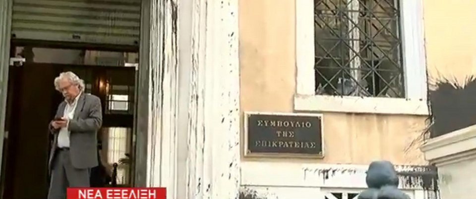 Επίθεση Ρουβίκωνα στο ΣτΕ -Την ώρα που συζητούσε το ασφαλιστικό [εικόνες & βίντεο] | iefimerida.gr 8