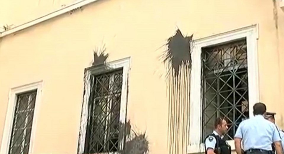 Επίθεση Ρουβίκωνα στο ΣτΕ -Την ώρα που συζητούσε το ασφαλιστικό [εικόνες & βίντεο] | iefimerida.gr 5