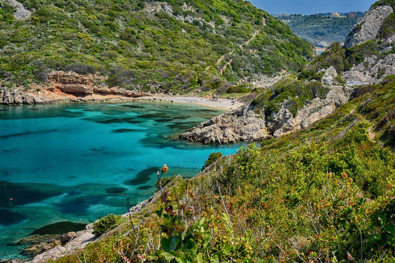 Πόρτο Τιμόνι, η «γαλάζια λίμνη» της Κέρκυρας -Ο διπλός κόλπος που τον χωρίζει ένα κομμάτι γης [εικόνες] | iefimerida.gr 5