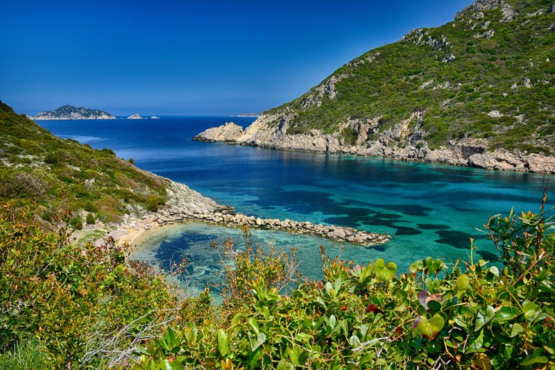 Πόρτο Τιμόνι, η «γαλάζια λίμνη» της Κέρκυρας -Ο διπλός κόλπος που τον χωρίζει ένα κομμάτι γης [εικόνες] | iefimerida.gr 4