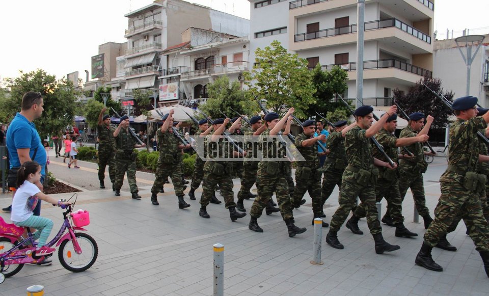 Συγκίνηση στην υποστολή της σημαίας στην Ορεστιάδα -Σηκώνονται όρθιοι από τις καφετέριες [εικόνες] | iefimerida.gr 2