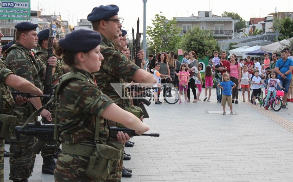 Συγκίνηση στην υποστολή της σημαίας στην Ορεστιάδα -Σηκώνονται όρθιοι από τις καφετέριες [εικόνες] | iefimerida.gr 1
