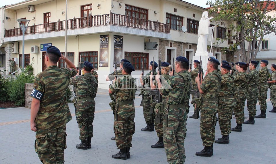 Συγκίνηση στην υποστολή της σημαίας στην Ορεστιάδα -Σηκώνονται όρθιοι από τις καφετέριες [εικόνες] | iefimerida.gr 0