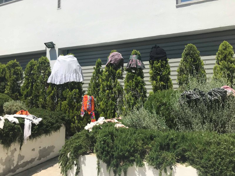 Διαμαρτυρία έξω από εισπρακτική εταιρεία του υιού Σιούφα -Πέταξαν ρούχα [εικόνες] | iefimerida.gr 0