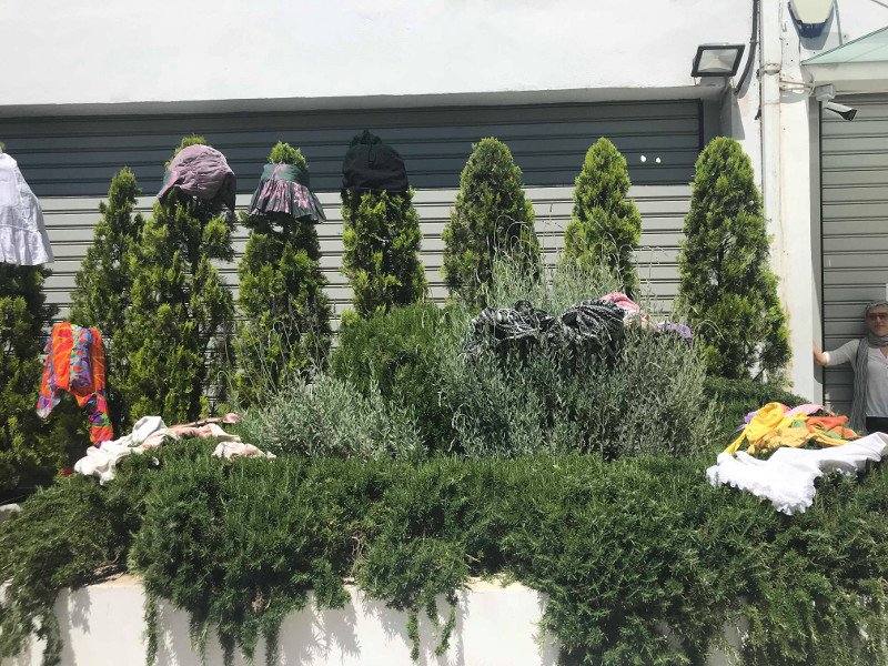 Διαμαρτυρία έξω από εισπρακτική εταιρεία του υιού Σιούφα -Πέταξαν ρούχα [εικόνες] | iefimerida.gr 1