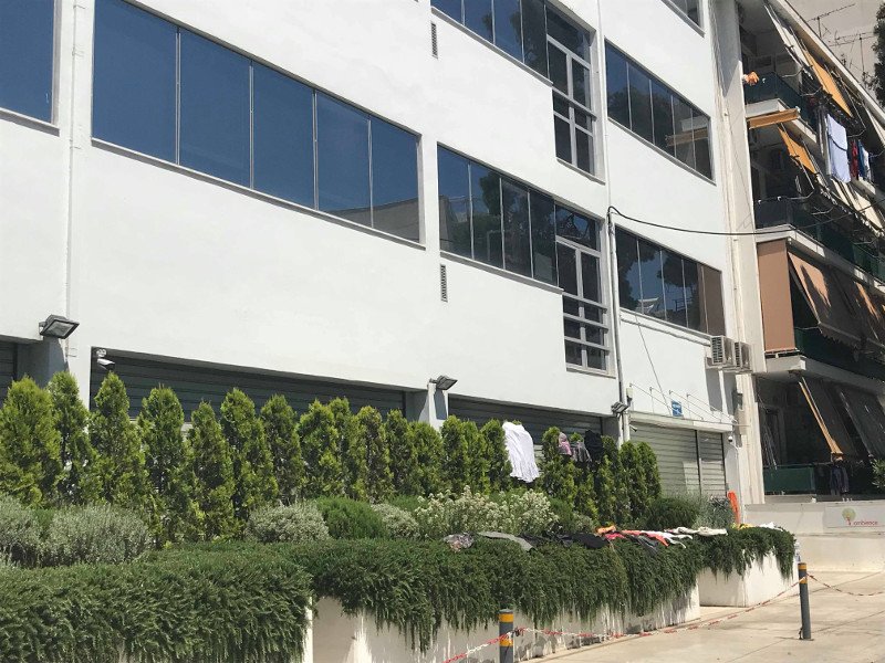 Διαμαρτυρία έξω από εισπρακτική εταιρεία του υιού Σιούφα -Πέταξαν ρούχα [εικόνες] | iefimerida.gr 2