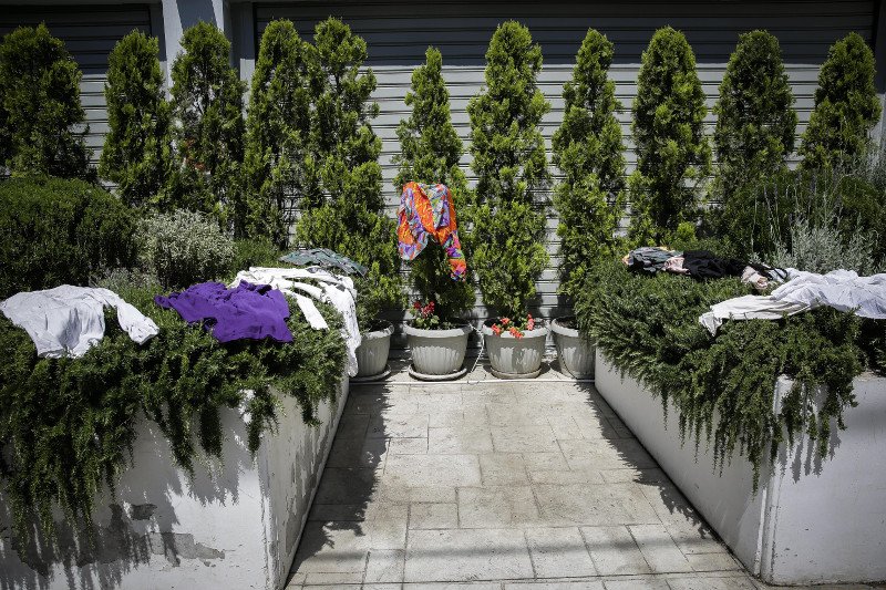 Διαμαρτυρία έξω από εισπρακτική εταιρεία του υιού Σιούφα -Πέταξαν ρούχα [εικόνες] | iefimerida.gr 4