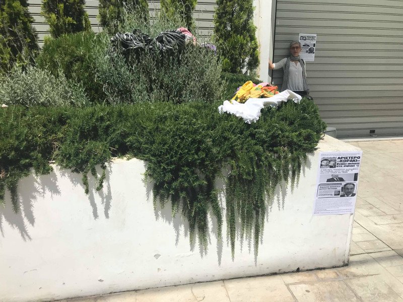 Διαμαρτυρία έξω από εισπρακτική εταιρεία του υιού Σιούφα -Πέταξαν ρούχα [εικόνες] | iefimerida.gr 3