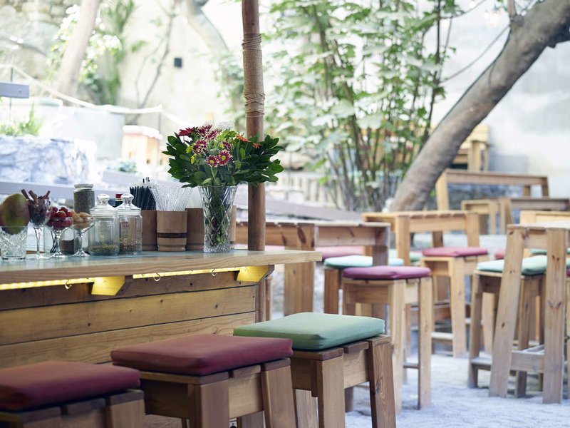 Πρωτομαγιά στην Αθήνα: 7 μαγαζιά με ανθισμένους κήπους και μυστικές αυλές για καφέ [εικόνες] | iefimerida.gr 14