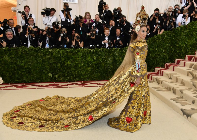 Met Gala: Η Σάρα Τζέσικα Πάρκερ έκανε την πιο ωραία κιτς εμφάνιση | iefimerida.gr 0