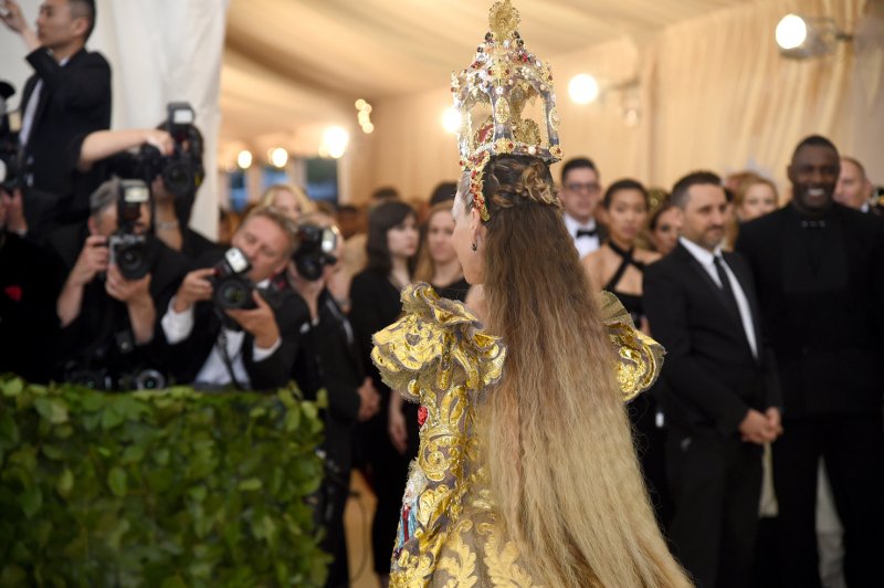 Met Gala: Η Σάρα Τζέσικα Πάρκερ έκανε την πιο ωραία κιτς εμφάνιση | iefimerida.gr 5