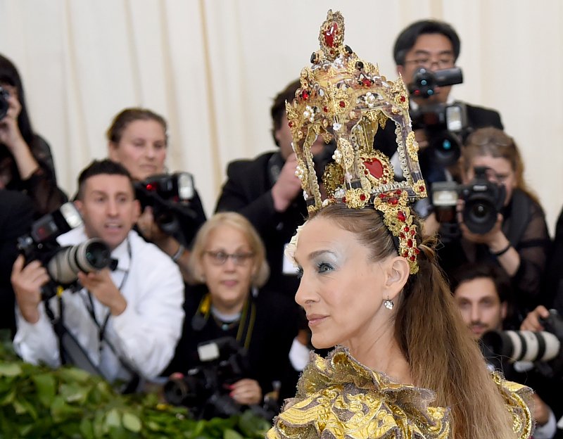 Met Gala: Η Σάρα Τζέσικα Πάρκερ έκανε την πιο ωραία κιτς εμφάνιση | iefimerida.gr 4