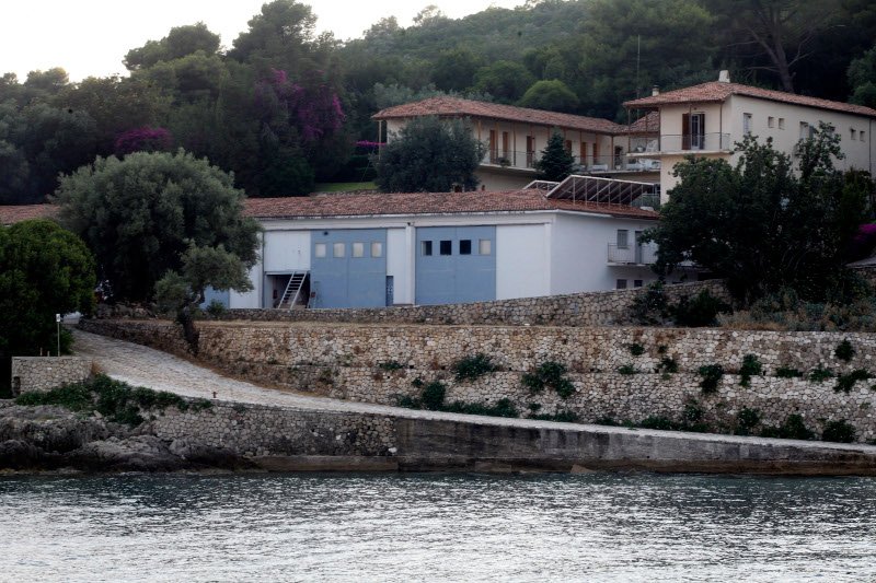 Εργαζόμενοι και ψαράδες στον Σκορπιό λένε ότι στο νησί υπάρχει το... φάντασμα του Αριστοτέλη Ωνάση! | iefimerida.gr 3