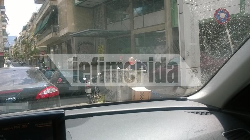 Ψάχνοντας στα σκουπίδια στο κέντρο της Αθήνας [εικόνες] | iefimerida.gr 1