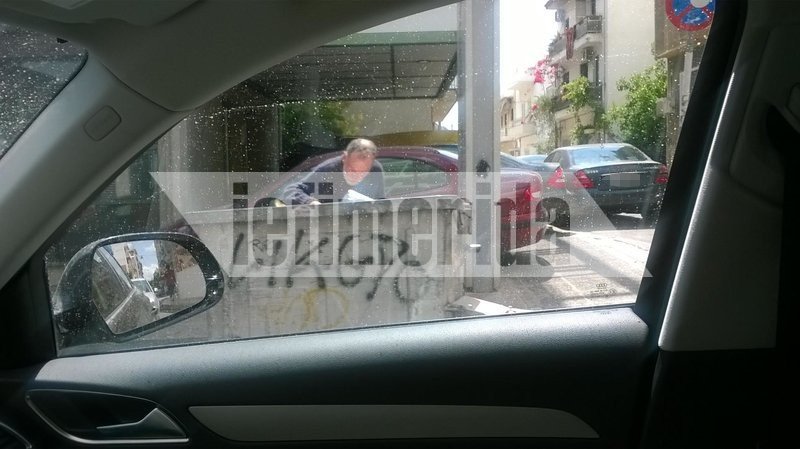 Ψάχνοντας στα σκουπίδια στο κέντρο της Αθήνας [εικόνες] | iefimerida.gr 0
