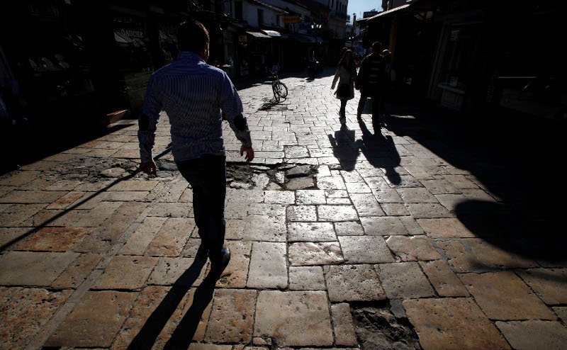 Για πολλούς σκοπιανούς το αν θα αλλάξει το όνομα της χώρας τους είναι αδιάφορο, καθώς ελπίζουν ότι μια πιθανή ένταξη στην ΕΕ θα βελτιώσει την κατάσταση/Φωτογραφία: ΑΡ