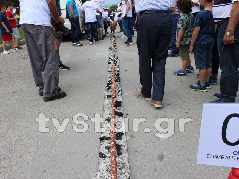 Εψησαν σουβλάκι 201 μ. και 300 κ. στη Λιβαδειά -Πάει για ρεκόρ Γκίνες [εικόνες & βίντεο] | iefimerida.gr 0