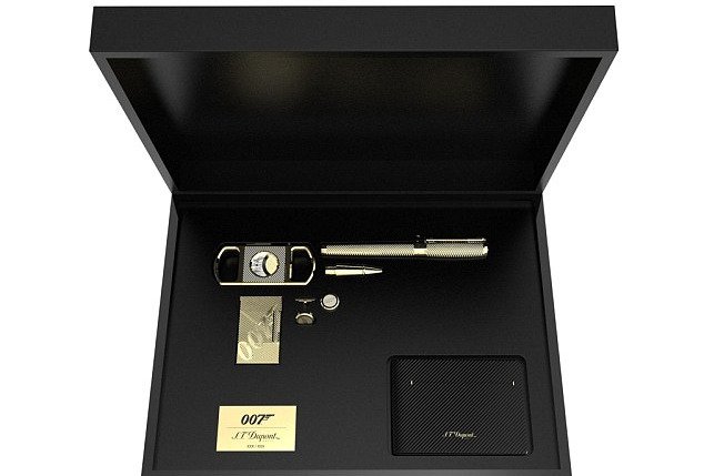 Το πραγματικά απρόσμενο γαμήλιο δώρο του Μακρόν στον πρίγκιπα Χάρι [εικόνες]  | iefimerida.gr 0