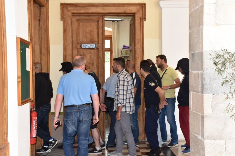 Στον Εισαγγελέα της Σύρου οι 8 του Ρουβίκωνα που εισέβαλαν στο δημαρχείο Τήνου [εικόνες & βίντεο] | iefimerida.gr 1