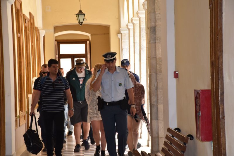 Στον Εισαγγελέα της Σύρου οι 8 του Ρουβίκωνα που εισέβαλαν στο δημαρχείο Τήνου [εικόνες & βίντεο] | iefimerida.gr 0