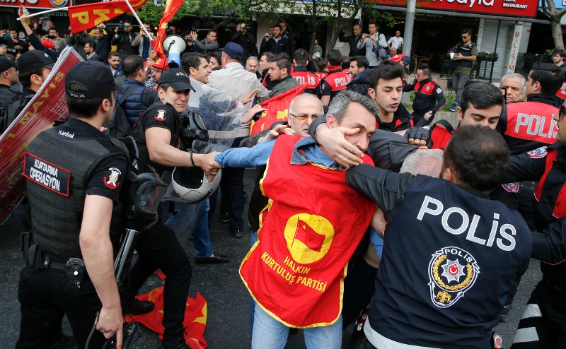 Επεισόδια και συλλήψεις στην πλατεία Ταξίμ- Στις εκδηλώσεις για την Πρωτομαγιά [εικόνες &βίντεο] | iefimerida.gr 5