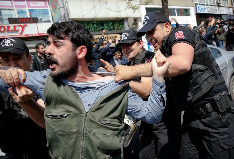 Επεισόδια και συλλήψεις στην πλατεία Ταξίμ- Στις εκδηλώσεις για την Πρωτομαγιά [εικόνες &βίντεο] | iefimerida.gr 6