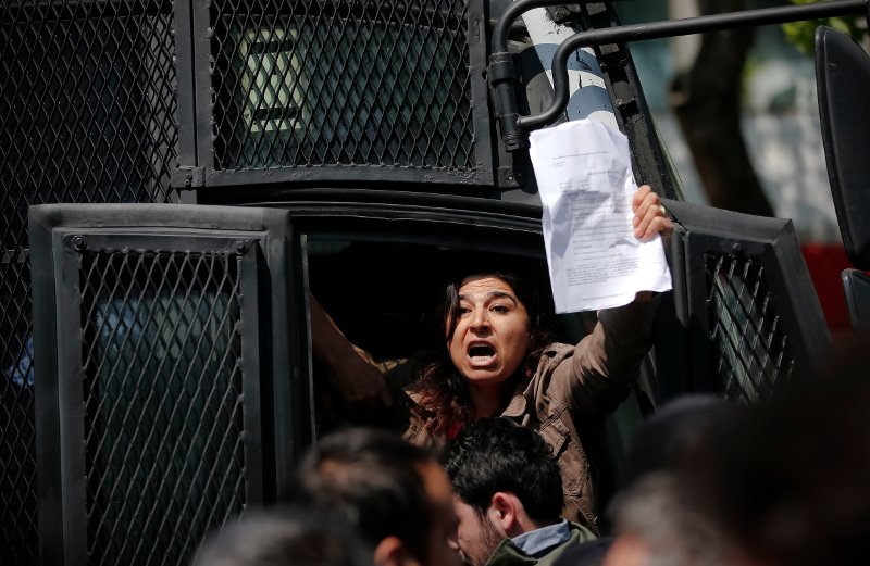 Επεισόδια και συλλήψεις στην πλατεία Ταξίμ- Στις εκδηλώσεις για την Πρωτομαγιά [εικόνες &βίντεο] | iefimerida.gr 4