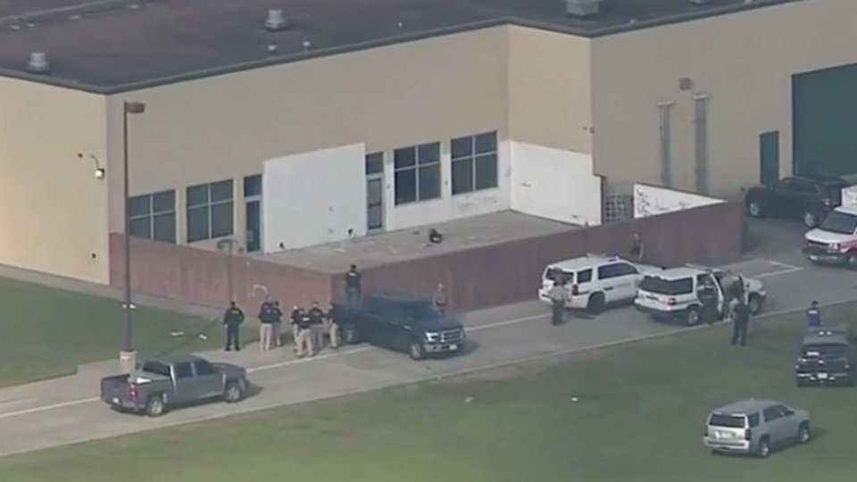 Live: Μακελειό σε λύκειο του Τέξας: Τουλάχιστον 10 νεκροί από πυροβολισμούς [εικόνες & live] | iefimerida.gr 0