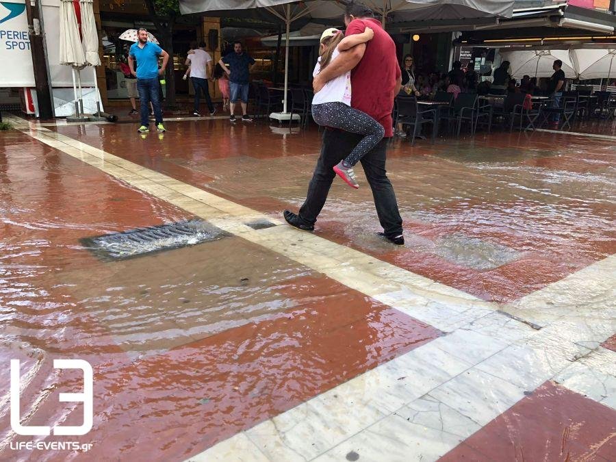 Βροχή και χαλάζι στη Θεσσαλονίκη -Σε λίμνη μετατράπηκε η πλατεία Ευόσμου [εικόνες] | iefimerida.gr 1
