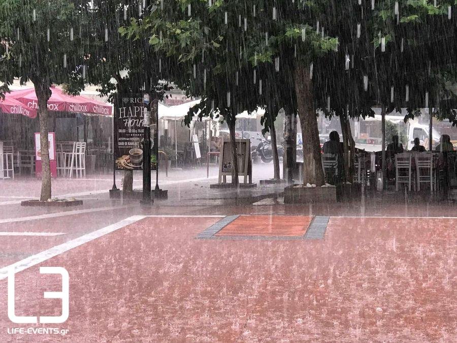 Βροχή και χαλάζι στη Θεσσαλονίκη -Σε λίμνη μετατράπηκε η πλατεία Ευόσμου [εικόνες] | iefimerida.gr 0