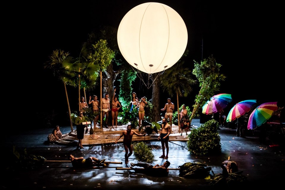 Οι New York Times γοητεύτηκαν από τους Ορνιθες -Στο Μπρούκλιν η παράσταση της Στέγης [βίντεο]  | iefimerida.gr 2