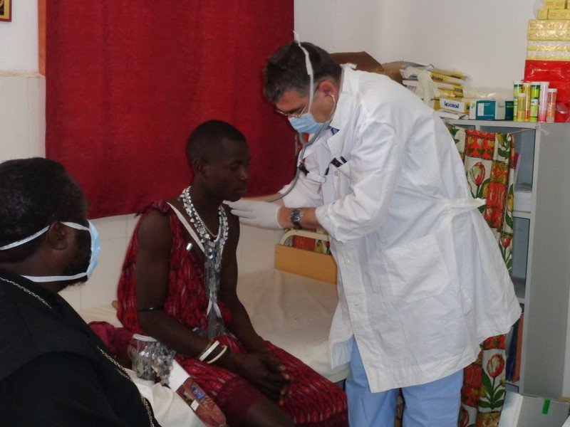 Θεόδωρος Θεοδωρίδης: Ο μαιευτήρας που έστησε αυτοσχέδιο ιατρείο στην Τανζανία [εικόνες] | iefimerida.gr 0