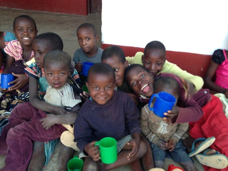 Θεόδωρος Θεοδωρίδης: Ο μαιευτήρας που έστησε αυτοσχέδιο ιατρείο στην Τανζανία [εικόνες] | iefimerida.gr 1