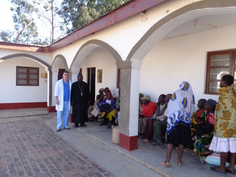 Θεόδωρος Θεοδωρίδης: Ο μαιευτήρας που έστησε αυτοσχέδιο ιατρείο στην Τανζανία [εικόνες] | iefimerida.gr 3